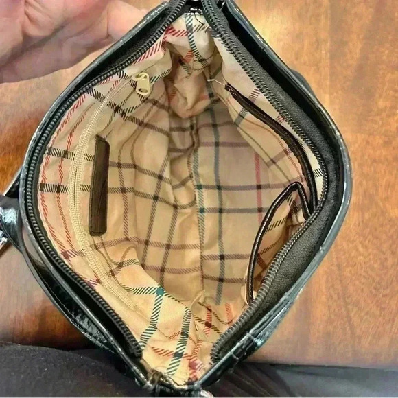 Liz Claiborne Black Faux Patent Leather Crossbody Purse Shoulder Bag Glossy Logo - Picture 4 of 13